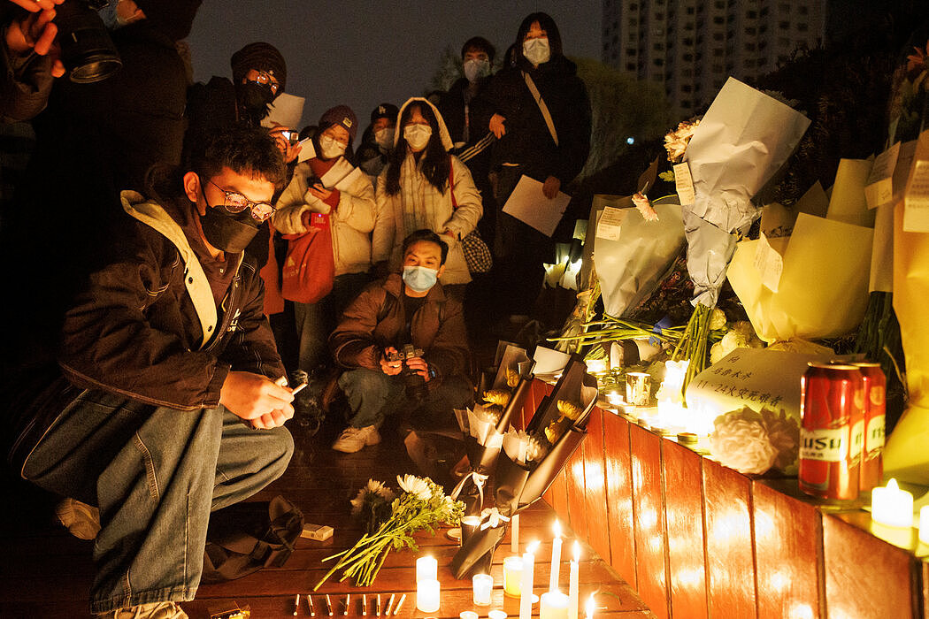 人们周日在北京举行守夜活动，悼念乌鲁木齐火灾的遇难者。