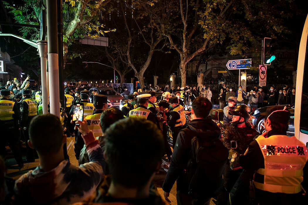 上海周日的抗议活动吸引了大批参与者，政府也派来了大批警察。