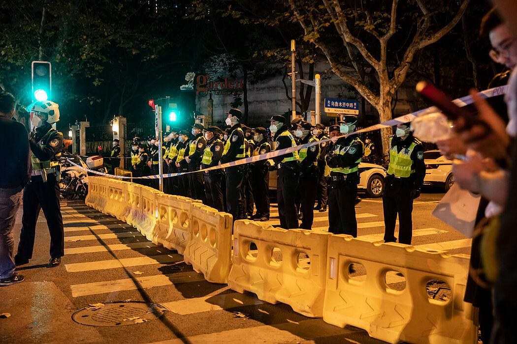 警察在上海设置的路障，摄于周日。