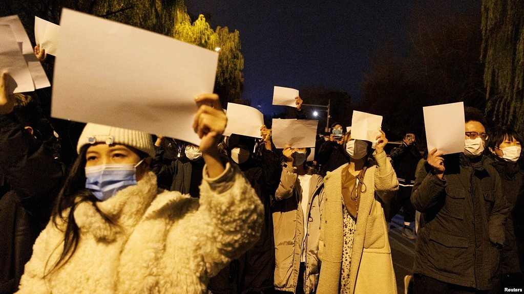北京民众手举白纸上街游行，抗议中国的清零防疫政策，悼念乌鲁木齐火灾死难者。（2022年11月27日）