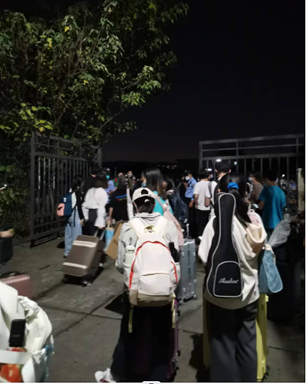 乱套了！广州群众连夜出逃，国道，车站塞爆（组图） - 3