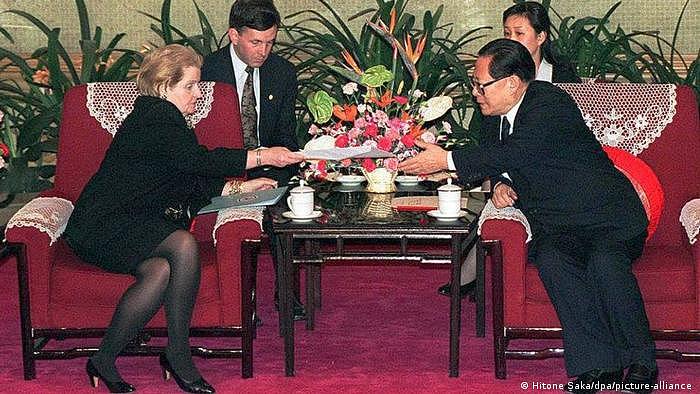 1997年江泽民在北京会见到访的美国国务卿奥尔布莱特