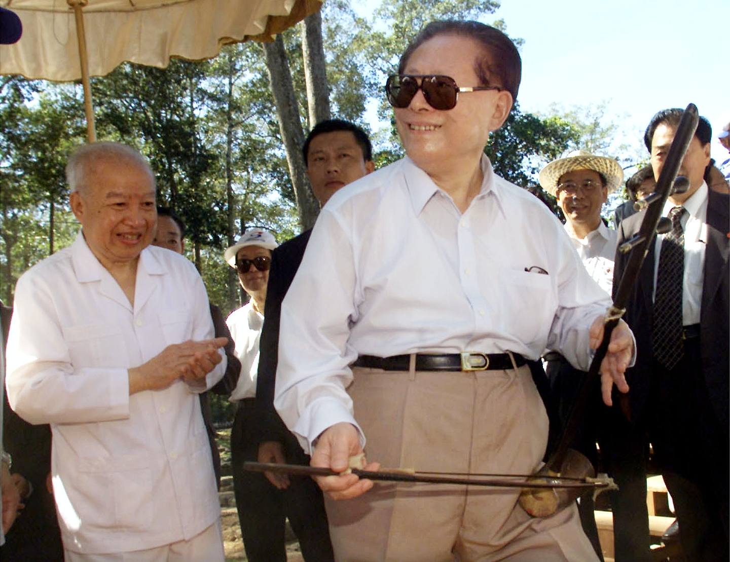 江泽民到柬埔寨进行国事访问时弹奏该国传统乐器。 （路透社）