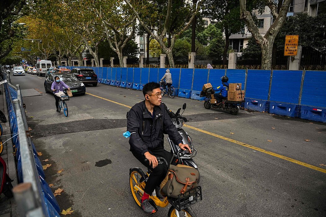周一，上海在发生对新冠限制的抗议之后在路边设置了屏障。