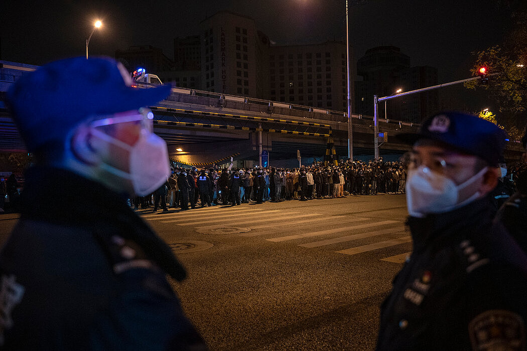 周一，在北京举行的反对中国严格“清零”政策的抗议活动中，警察拉起了警戒线。