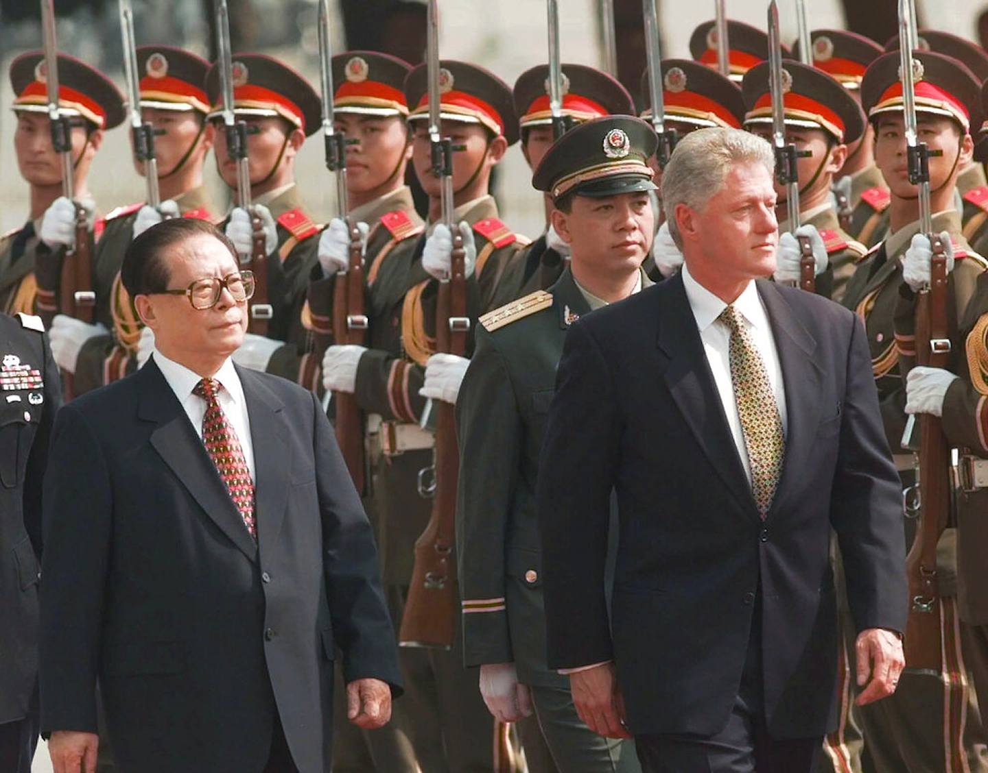 江澤民逝世：1998年6月，美國時任總統克林頓（右）訪華，江澤民（左）在北京迎接（AP）