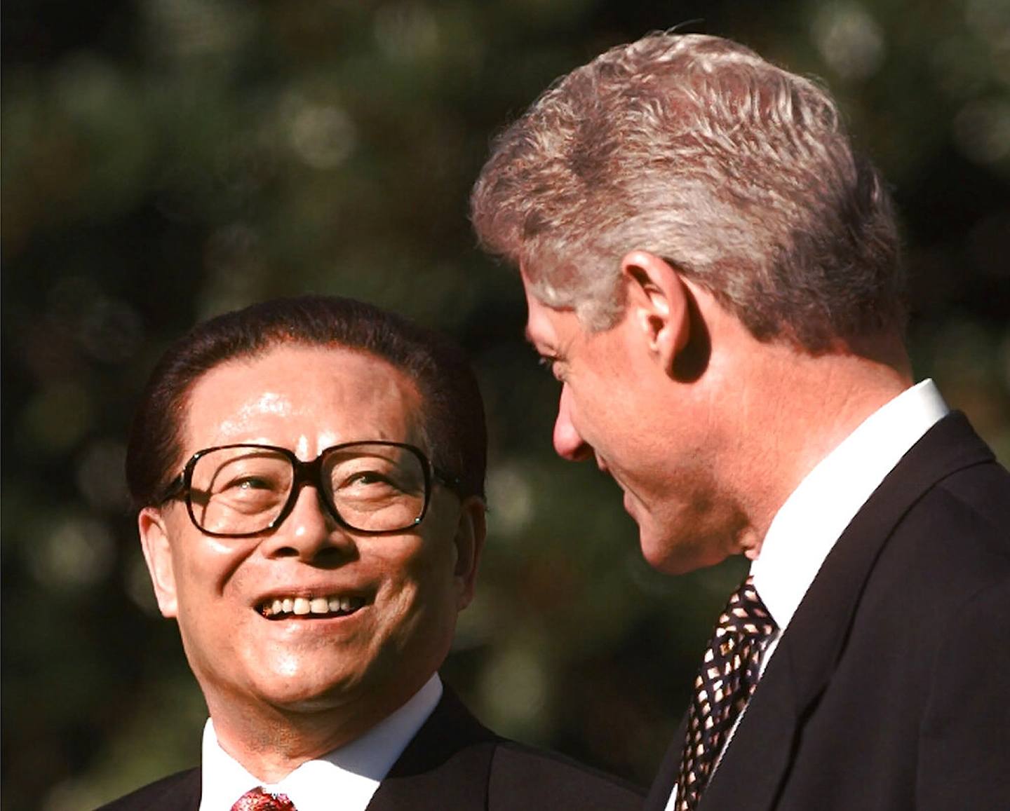 江澤民逝世：1997年10月，克林頓（右）在白宮迎接訪美的江澤民（左）（AP）