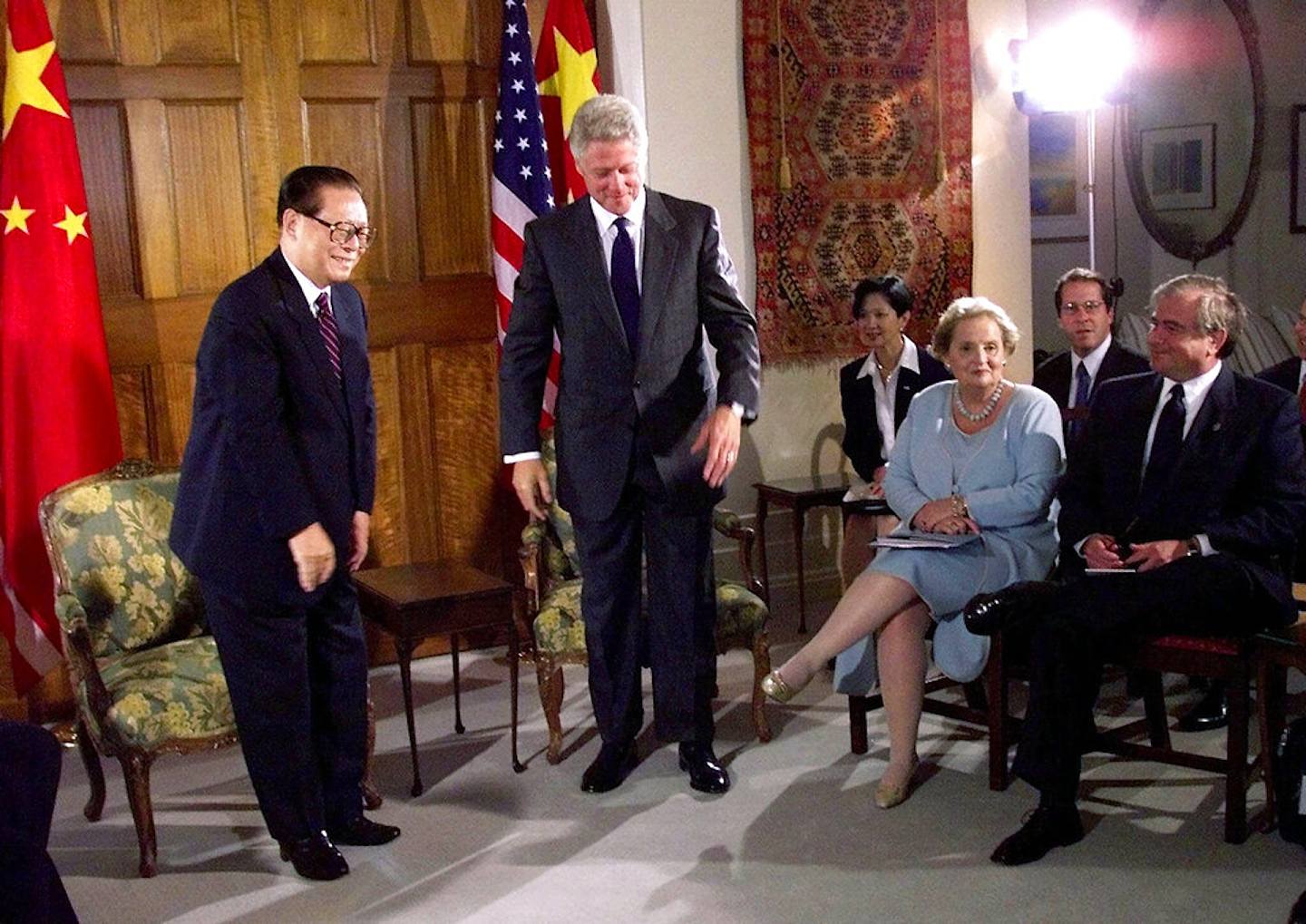 江澤民逝世：1999年9月，江澤民（左一）與克林頓（左二）在新西蘭會面（AP）