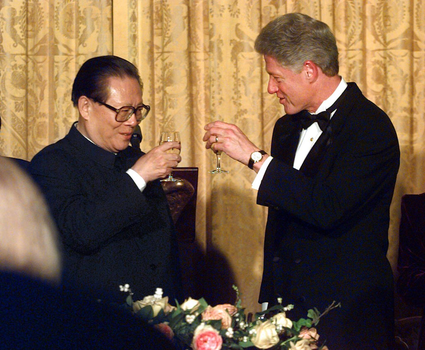 江澤民逝世：1997年10月，江澤民（左）與克林頓（右）在白宮晚宴上碰杯（AP）