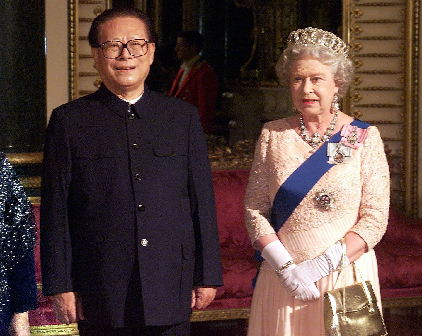 江澤民與英女王：圖為1999年10月19日，中國時任國家主席、中共總書記江澤民在英國倫敦白金漢宮與英女王伊利沙伯二世會面。（AP）