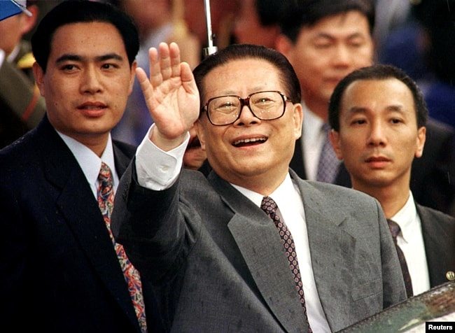资料照：江泽民1997年6月30日抵达香港时向人群挥手致意。