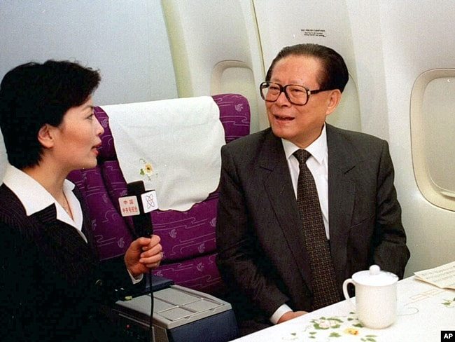 1997年11月4日，中国主席江泽民在访问美国后回国的飞机上接受央视记者李瑞英的采访。