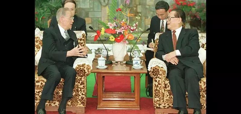1998年10月18日，时任中共总书记江泽民在北京钓鱼台宾馆会见到访的已故海基会...