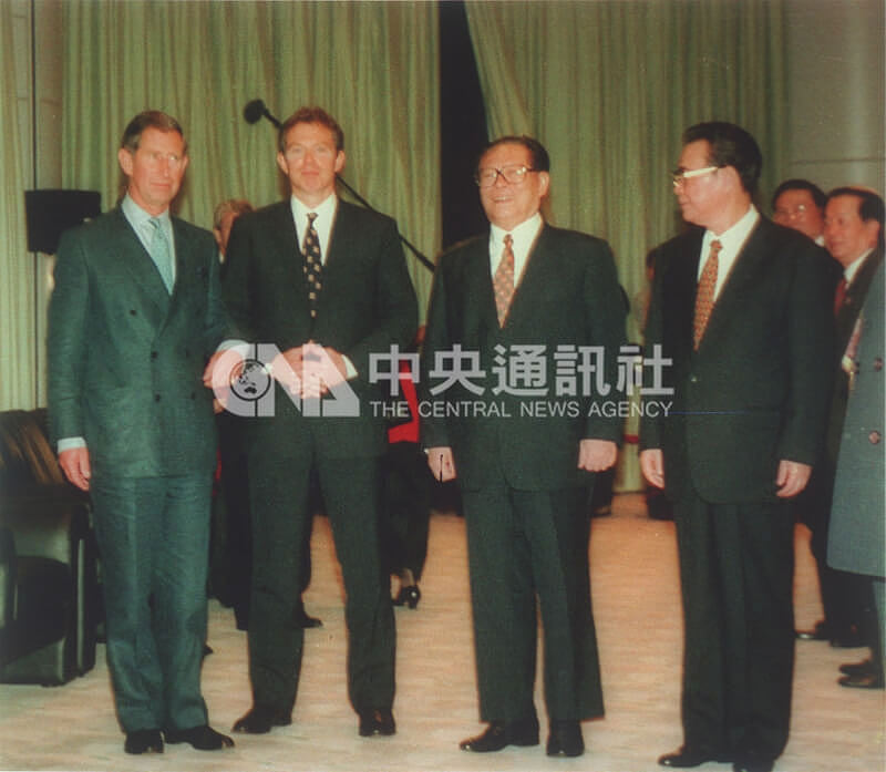 1997年香港主權移交典禮結束，中國國家主席江澤民（右2）歡送當時還是英國王儲的查爾斯三世（左起）及時任英國首相布萊爾。（中央社檔案照片）