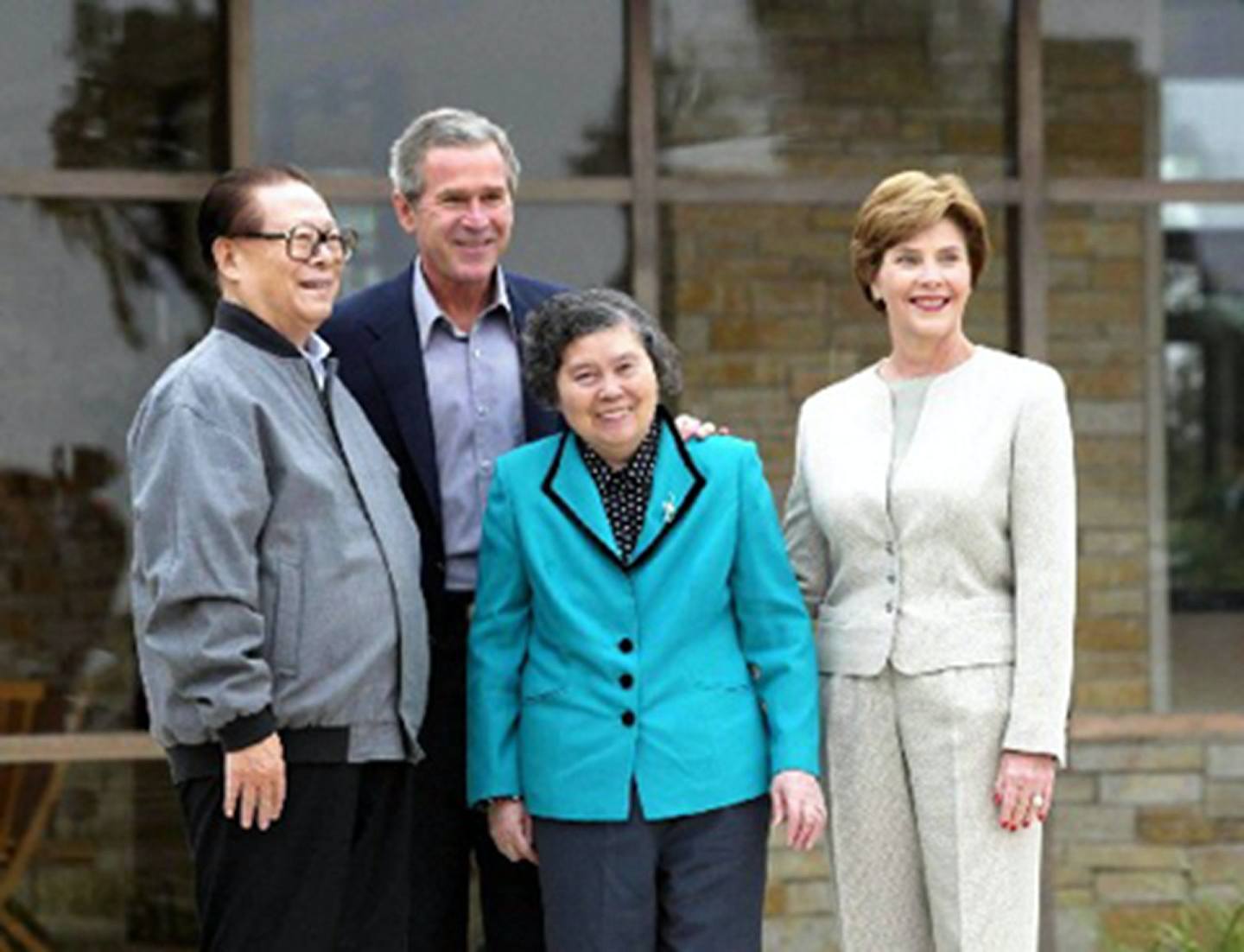 2002年10月25日，時任美國總統布殊在其私人牧場與江澤民會晤。布殊和夫人勞拉（Laura Bush）在門口歡迎江澤民和夫人王冶坪。（新華社）