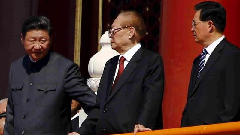 中共前总书记、前国家主席江泽民(中)与习近平(左)、胡锦涛(右)在天安门城楼上。...