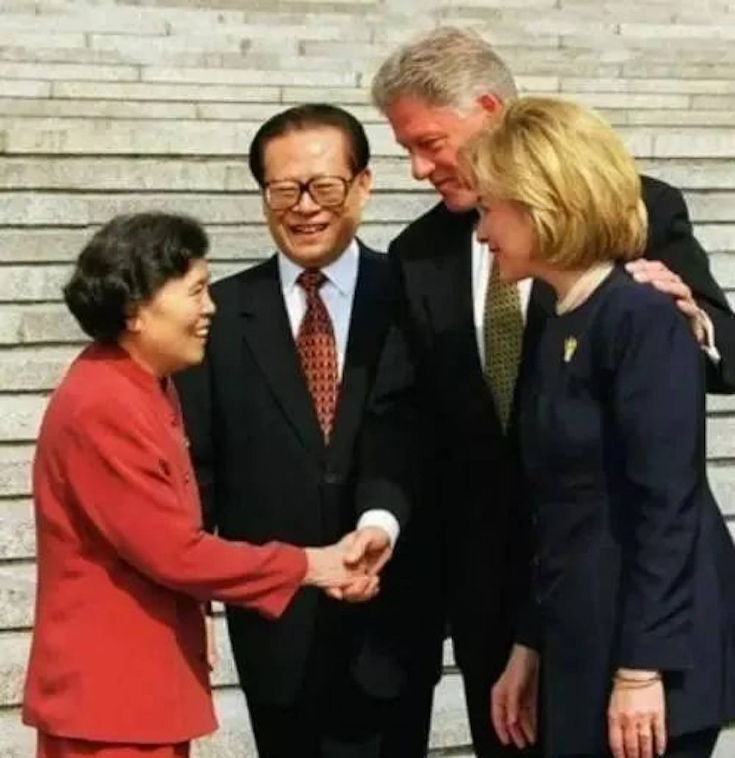 1998年6月，江澤民王冶坪夫婦，與來訪的時任美國總統克林頓夫婦互致問候。（微信公眾號＠政事兒）