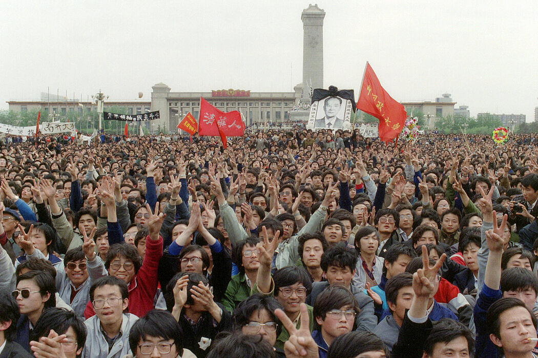 向自由派改革者胡耀邦致敬，1989年摄于北京。胡耀邦的死引发了天安门广场的抗议运动。