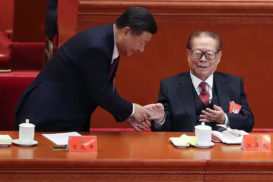 习近平在中共2017年在北京召开的全国代表大会上问候江泽民。江泽民逝世的消息已让中国人潮流般地涌到网上表示哀悼。