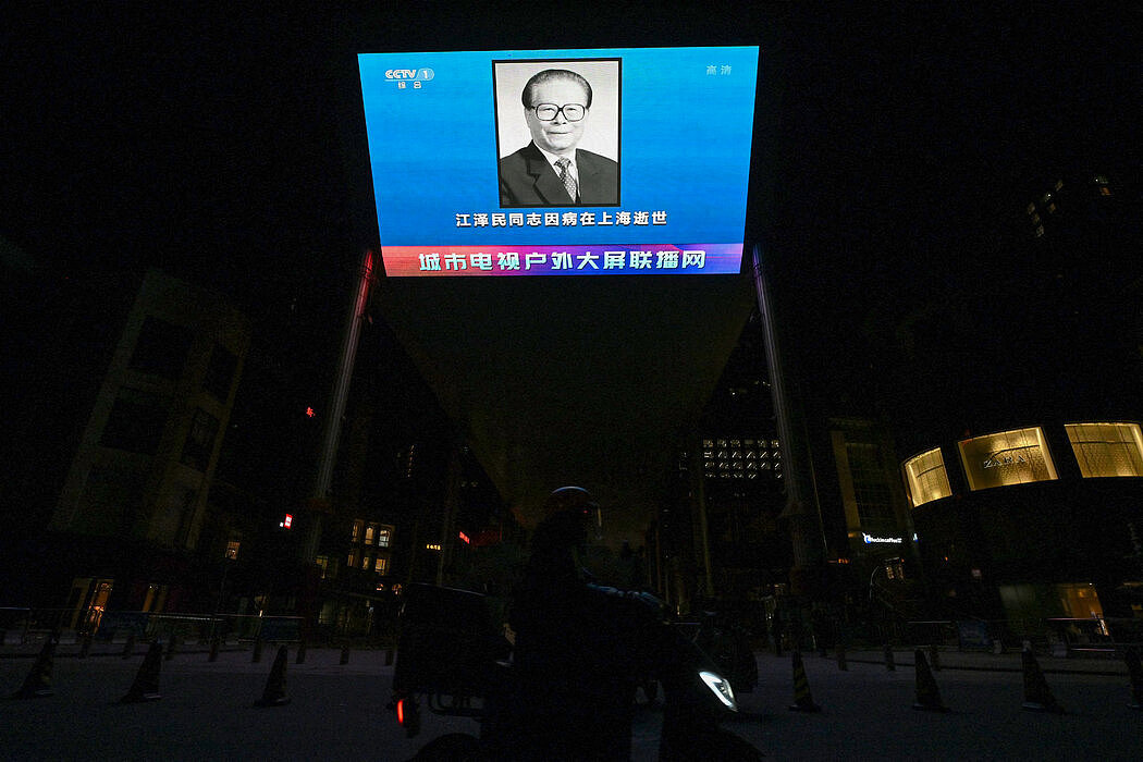 北京周三播出的新闻里有已故中国前领导人江泽民的照片。国家主席习近平如何安排江泽民的治丧活动，将是未来几天对他的考验。