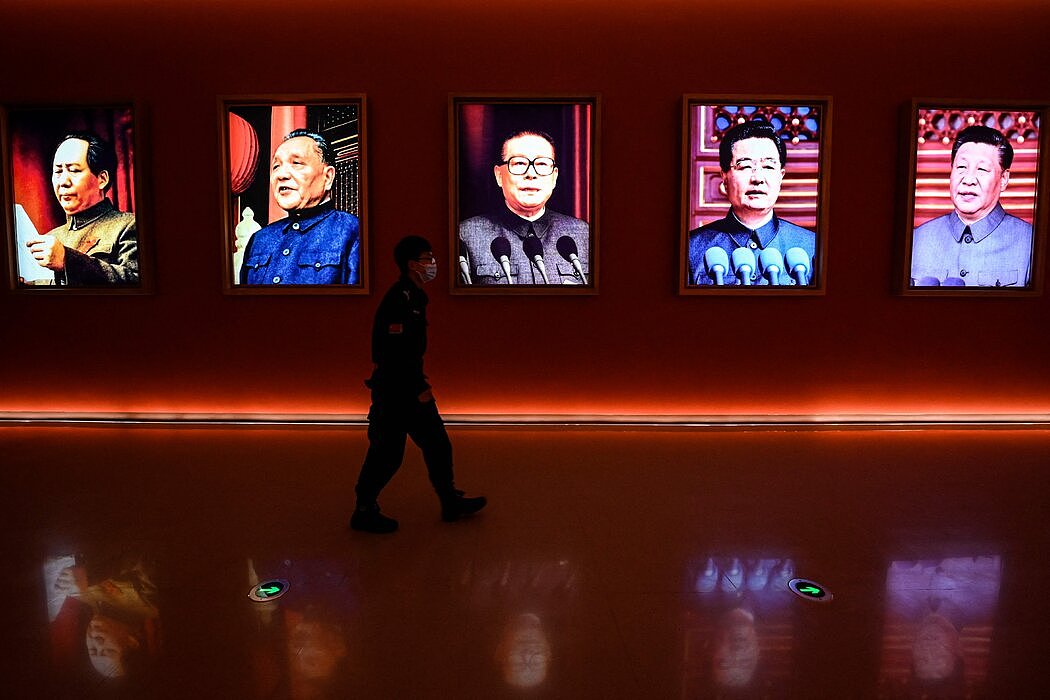 中国前领导人和现任领导人的大幅画像（从左到右）：毛泽东、邓小平、江泽民、胡锦涛、习近平。 中共领导人去世通常是充满政治戏剧的时刻。