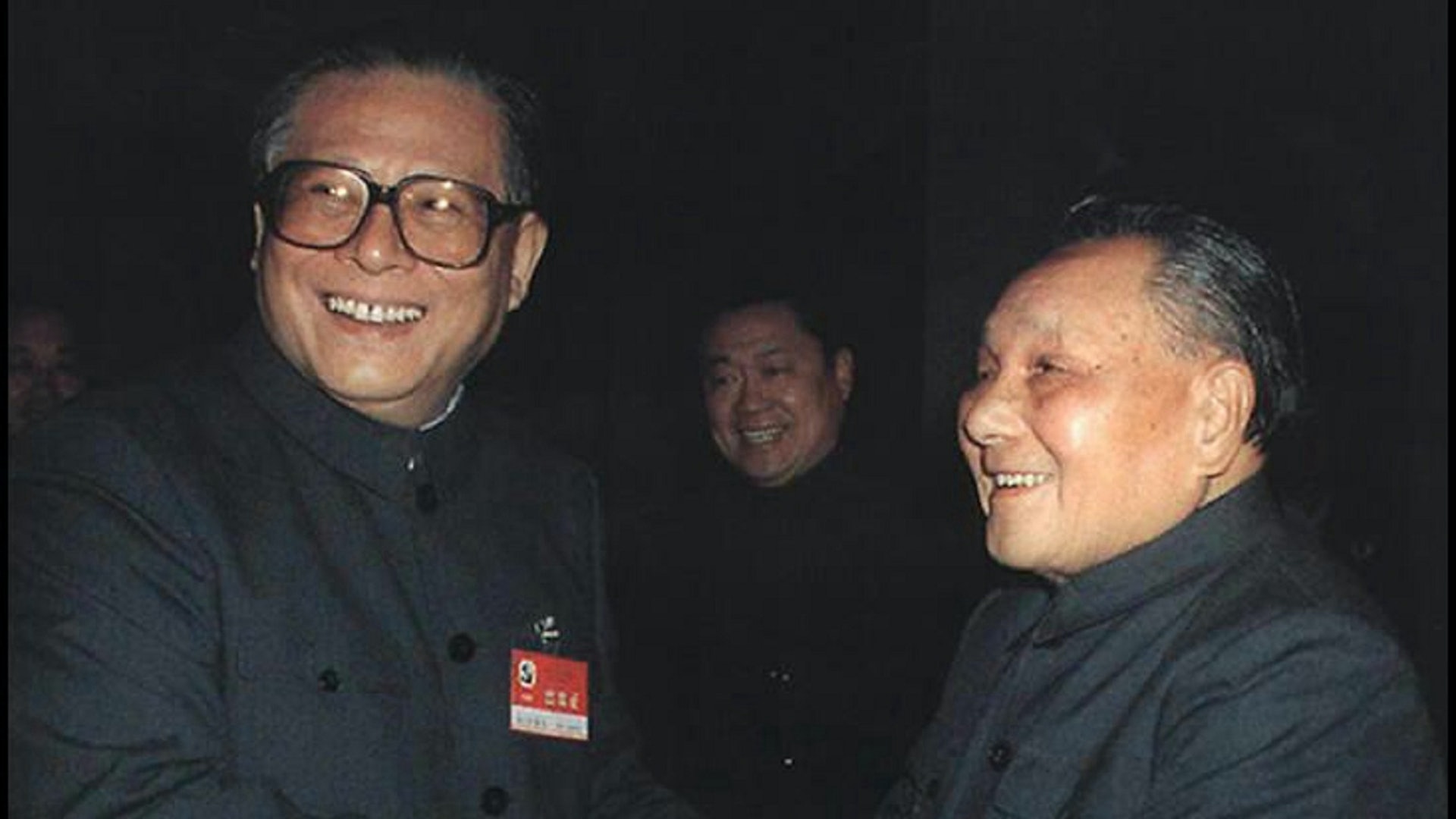 1992年10月，中共十四大閉幕後，鄧小平（右）與江澤民握手。（法新社）