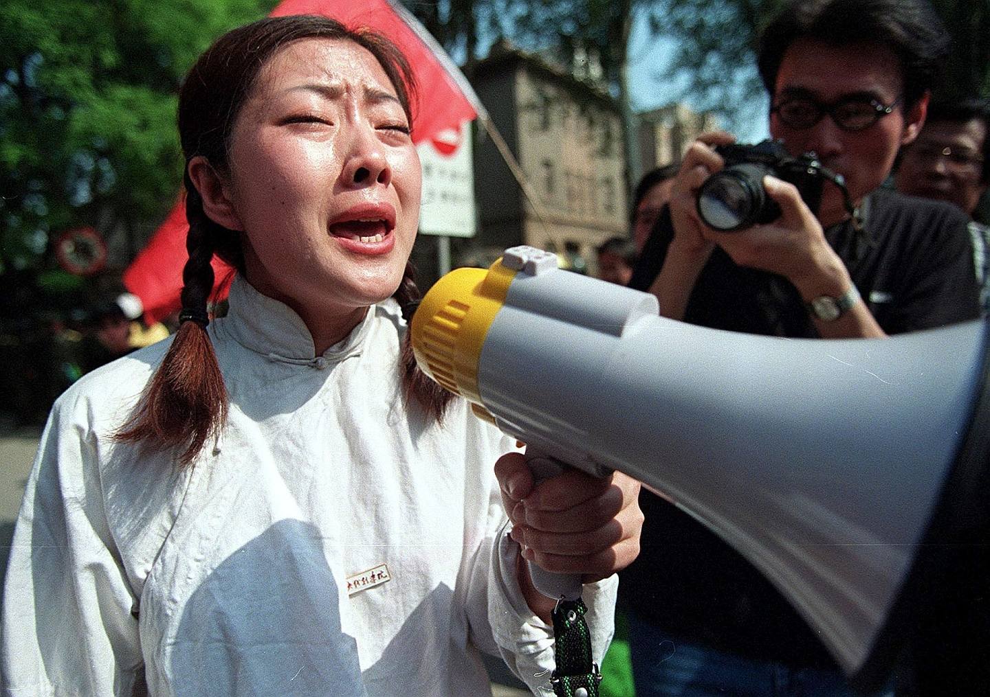 事件發生後，中國民眾群情激憤，民間反美情緒急劇升溫，很多大學生到美國和其他北約國家駐北京、上海等地的使館前示威遊行。中美兩國關係一度惡化，直到同年年底才開始逐漸恢復。（資料圖片）