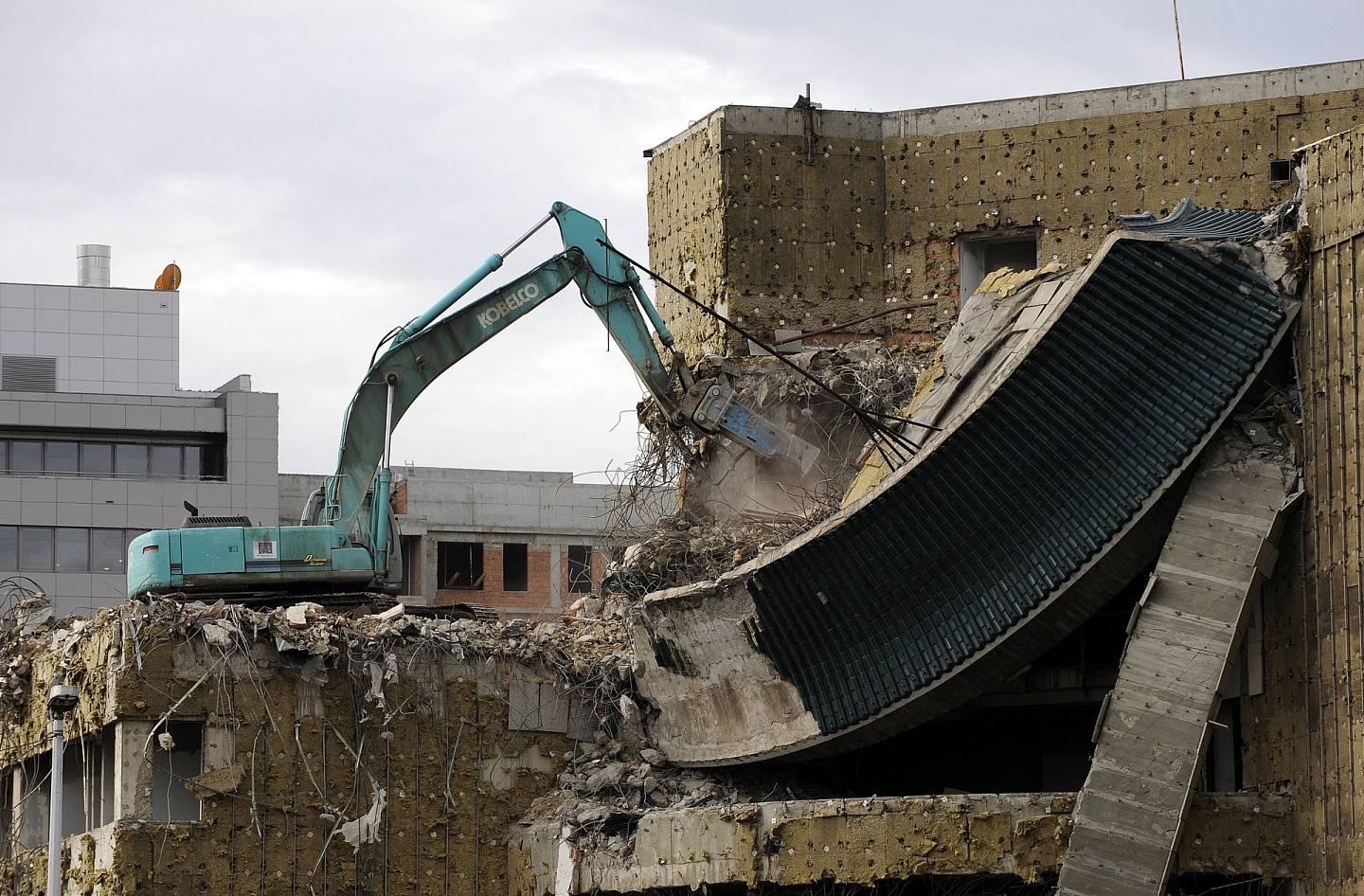 2010年11月10日，挖掘機正在拆除前中國駐貝爾格萊德的大使館。（資料圖片）