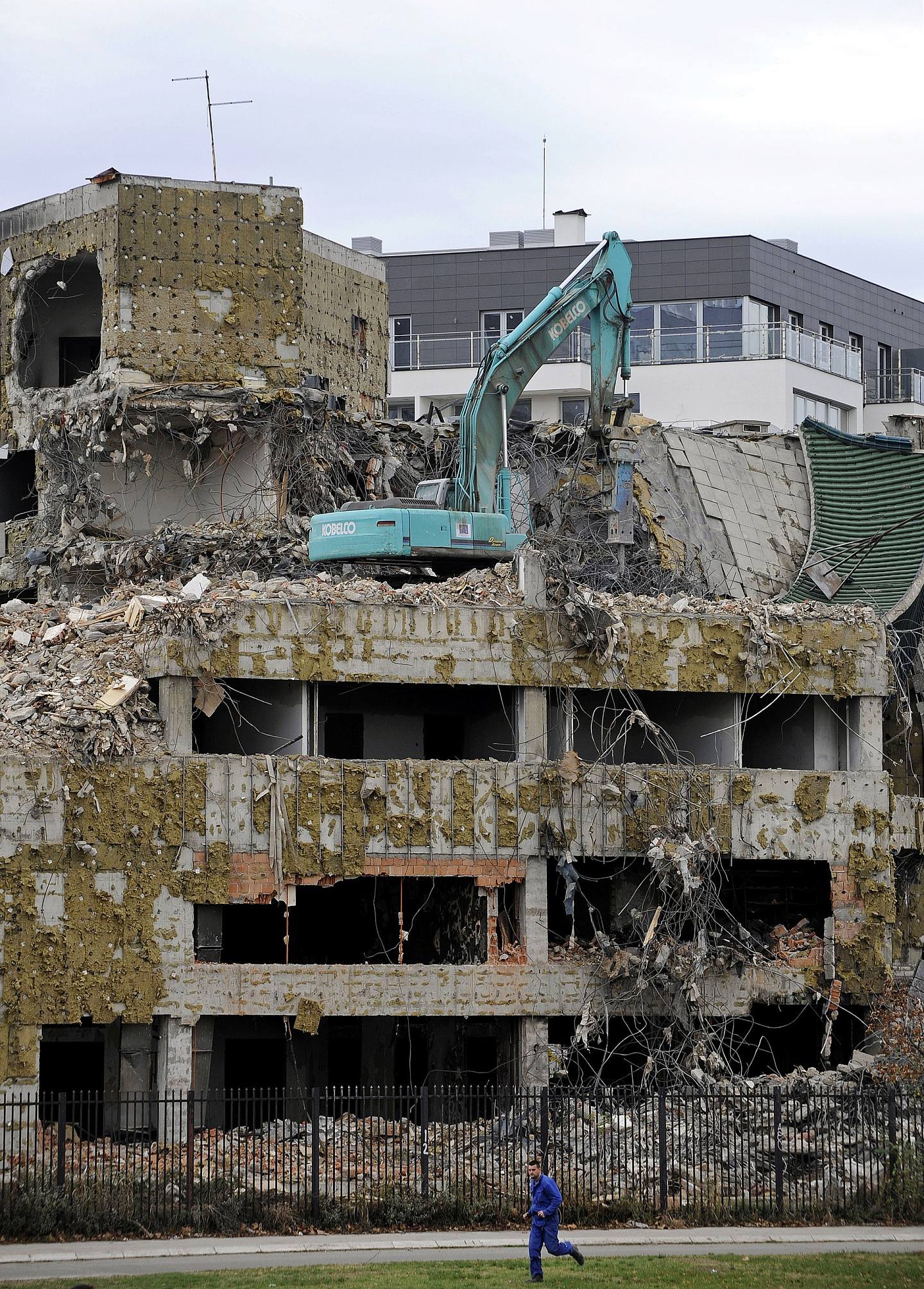 2010年11月10日，挖掘機正在拆除前中國駐貝爾格萊德的大使館。（資料圖片）