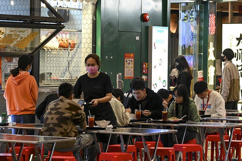中国多地已放松防疫规定，图为广州天河区餐饮店今天起开放堂食（内用）。 （中新社）
