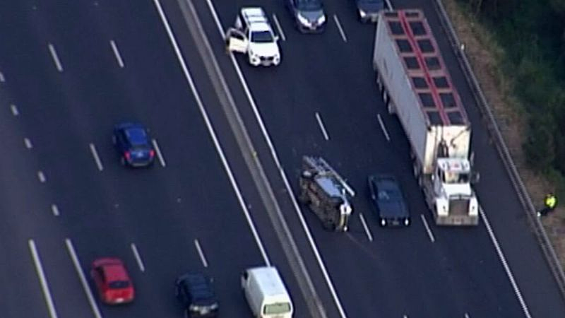 司机注意！悉尼公路两车相撞，致M5、M7交通拥堵（图） - 2