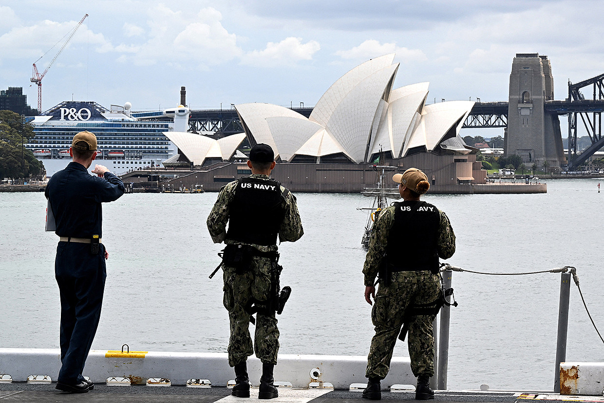 美国海军的黎波里号两栖攻击舰(LHA-7)11月4日停靠在澳大利亚悉尼港内，舰上有官兵警卫。(法新社)