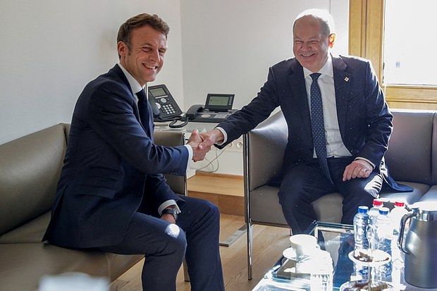 德国总理肖尔茨10月20日在布鲁塞尔与法国总统马克龙会面。(路透社)