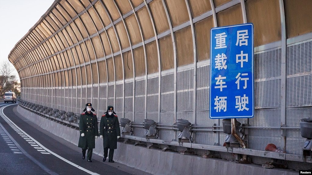 中国武警士兵在北京街头巡逻。（2022年12月1日）