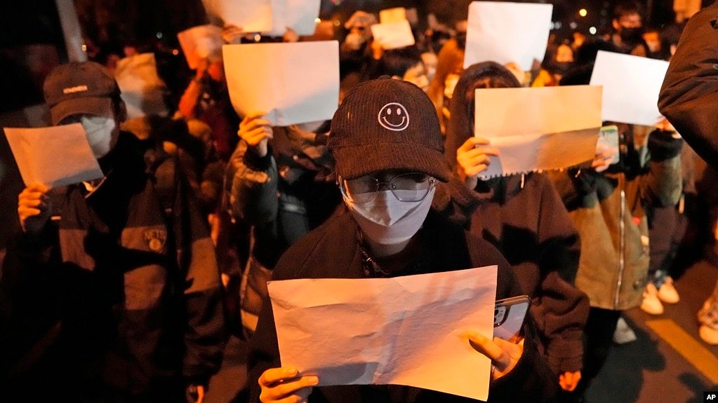 2022年11月27日，北京街头的抗议者们手举白纸。