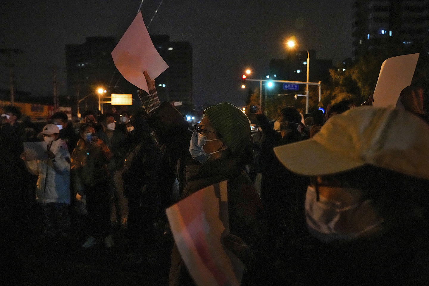 北京民众11月27日手举白纸在街头抗议中国政府的