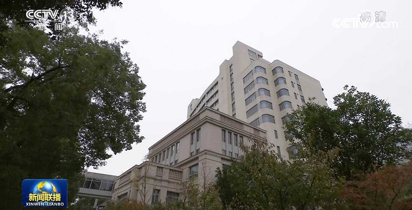 12月1日中午12時10分，江澤民的起靈儀式在上海華東醫院告別室舉行。（央視）