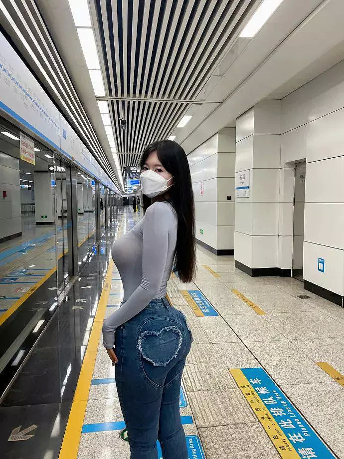 【美女】坐地铁碰到，蚂蚁腰翘臀+大长腿美女小姐姐，你会不会坐过站？（组图） - 2