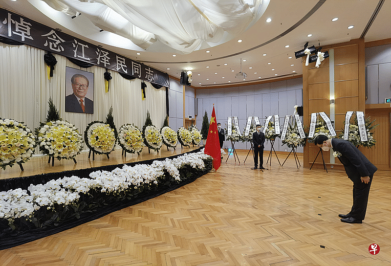 香港特区行政长官李家超星期四下午到灵堂前肃立默哀。（香港中联办网站）