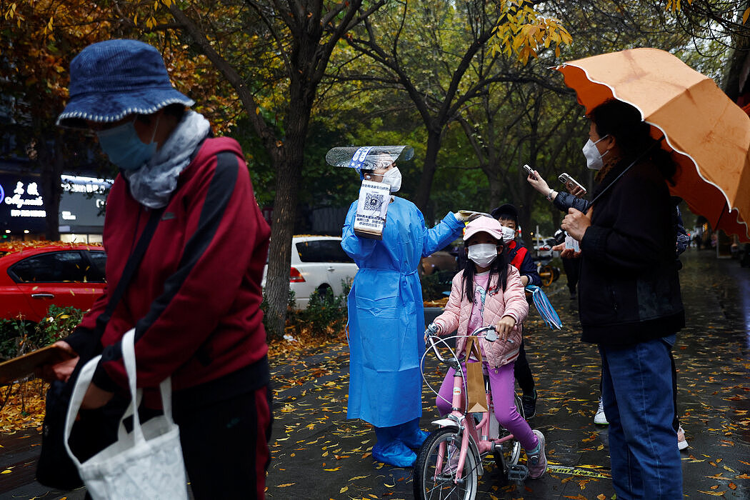 11月，北京的一个新冠病毒检测点。周四，关于一些地方放松管控措施的报道在社交媒体和聊天群中传播。
