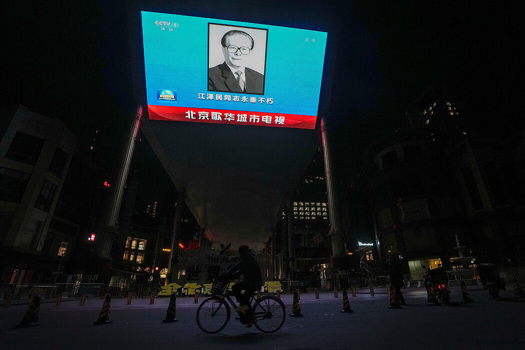 周三，江泽民的照片，摄于北京一个空无一人的购物中心。