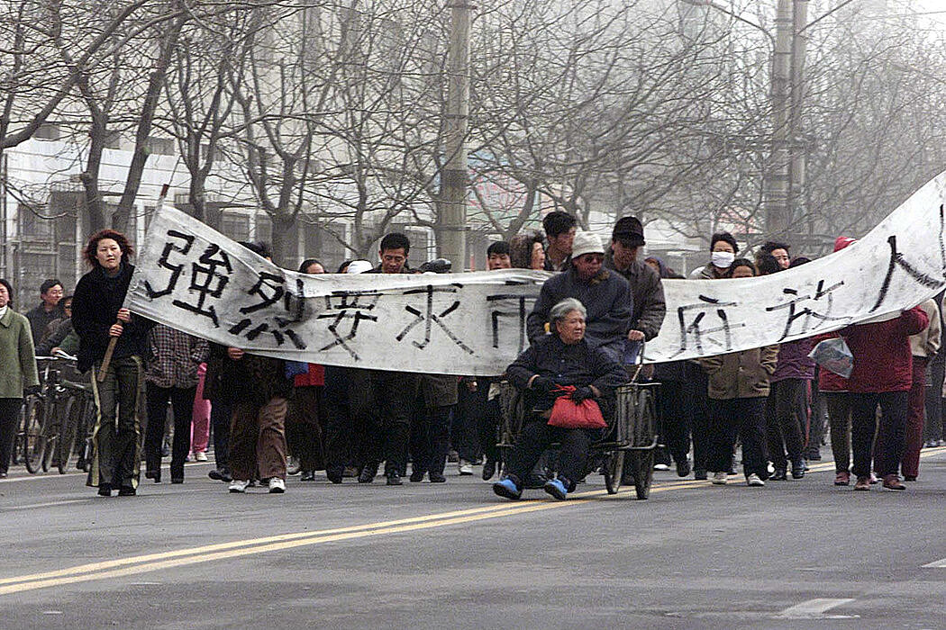 2002 年，在中国辽阳游行抗议当地腐败的工人。他们的大部分诉求都得到了满足，最终抗议逐渐平息。
