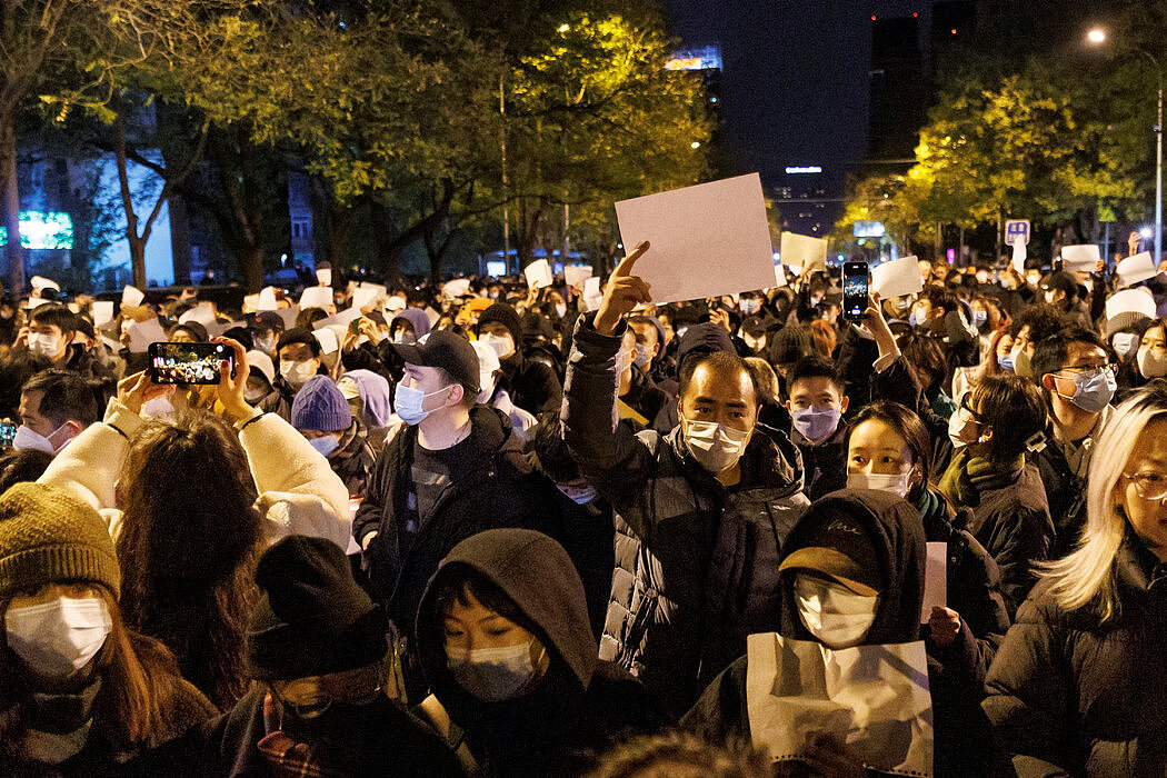 周日在北京抗议防疫措施的人群。