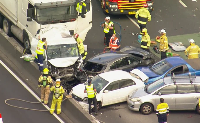 悉尼Anzac Bridge发生惨烈车祸，两人当场死亡（组图） - 3