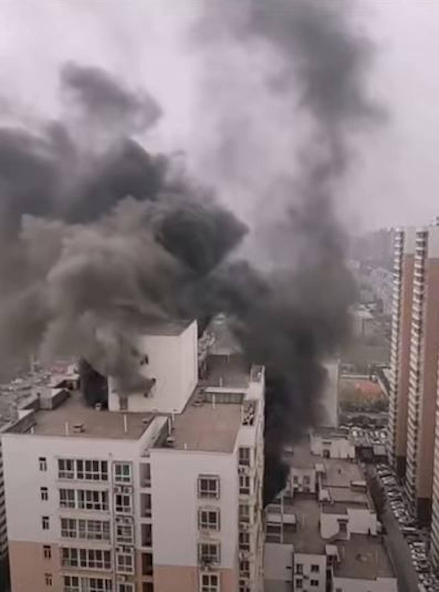 事发于未央区凤鸣华府小区高层住宅，现场影片显示，大楼冒出浓浓的黑烟。 （影片截图）