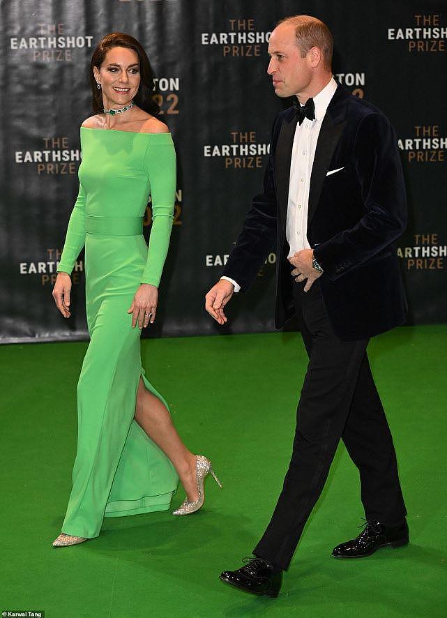 凯特王妃穿租的绿裙赴颁奖礼，1亿的项圈够奢华，和威廉罕见牵手（组图） - 2