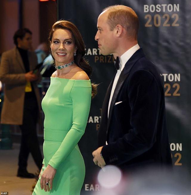 凯特王妃穿租的绿裙赴颁奖礼，1亿的项圈够奢华，和威廉罕见牵手（组图） - 5
