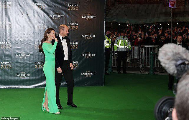 凯特王妃穿租的绿裙赴颁奖礼，1亿的项圈够奢华，和威廉罕见牵手（组图） - 3