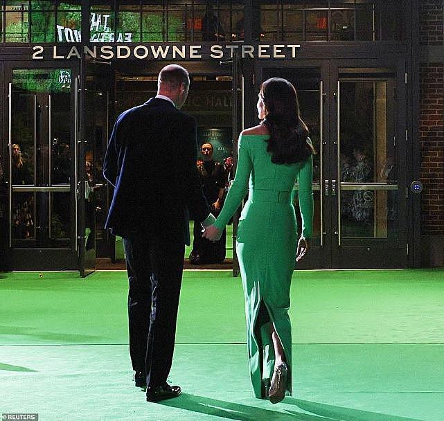 凯特王妃穿租的绿裙赴颁奖礼，1亿的项圈够奢华，和威廉罕见牵手（组图） - 4
