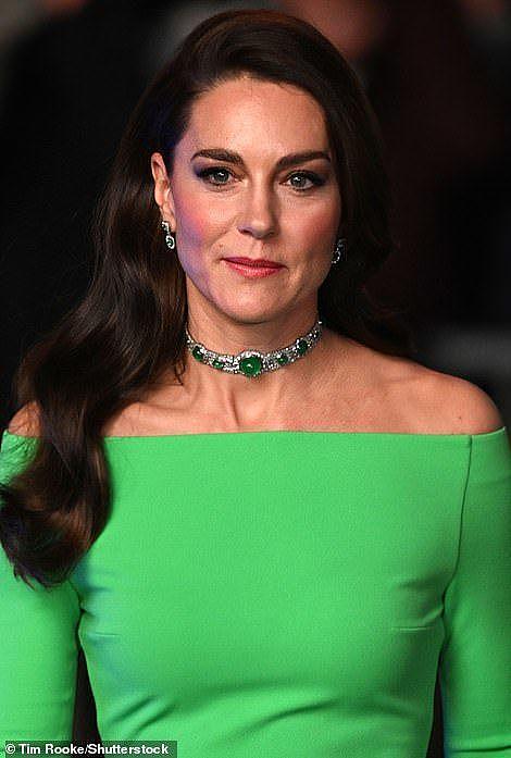 凯特王妃穿租的绿裙赴颁奖礼，1亿的项圈够奢华，和威廉罕见牵手（组图） - 7